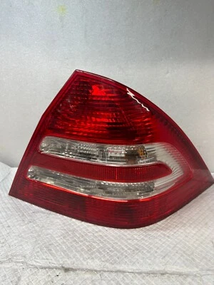 Luz trasera Mercedes-Benz C280 2006 lado del pasajero derecho RR OEM (37) Foto 1 de 4