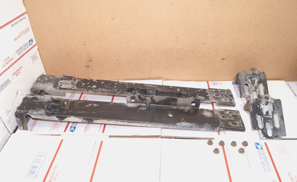 95 96 97 Ford F250 F350 7.3L Powerstroke Diesel Radiator Front Mounting Brackets Foto 1 de 4