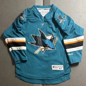 Maglia San Jose Sharks NHL Hockey con licenza ufficiale Teal taglia giovane bambino 4-7 - Foto 1 di 3