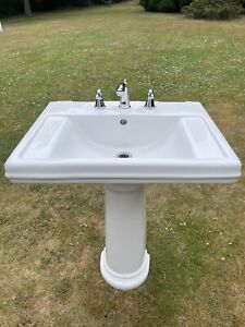 SQUARE WHITE PORCELAIN SINK WITH TAPS