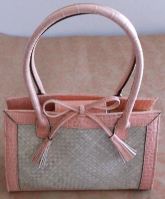 LIZ CLAIBORNE MINI-CARTERA BOLSA DE PAJA ROSA COCODRILO RIBETE Y BORLAS, CIERRE MAGNÉTICO CON SOLAPA Foto 1 de 4