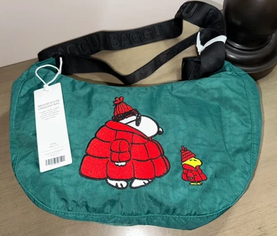 NUEVO CON ETIQUETAS BOLSO BANDOLERA BAGGU Peanuts Snoopy Puffer verde mediano nailon media luna Foto 1 de 4