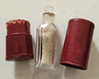 Flacon à sel, à parfum en cristal taillé complet avec écrin XIX Siècle  - Photo 1/4