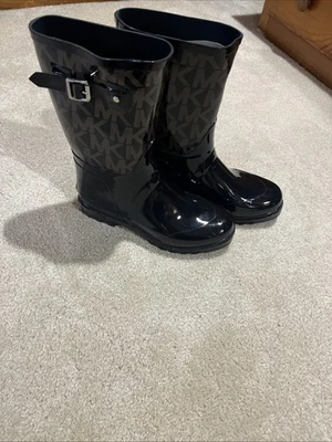 Botas de lluvia Michael Kors MK Logo negras suela superior de cuero de goma Foto 1 de 4