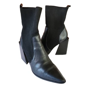 Líneas nítidas y un tacón angular vanguardista le dan a esta bota un aspecto asesino, mientras que - Imagen 1 de 15