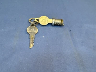 Nuevo bloqueo de guantera de stock antiguo para Dodge & Desoto modelos 1960-63 Mopar #2080321 Foto 1 de 4