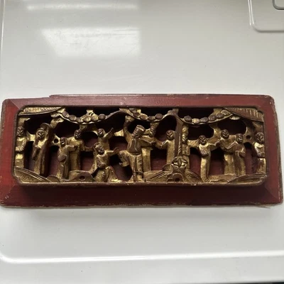 Figuras antiguas chinas de panel de madera dorada roja en bajorrelieve talladas orientales del siglo XIX Foto 1 de 4