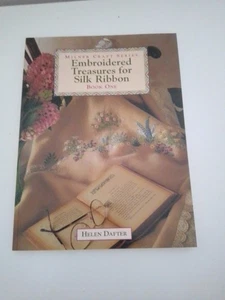 Tesoros bordados para cinta de seda de Helen Dafter - Imagen 1 de 13