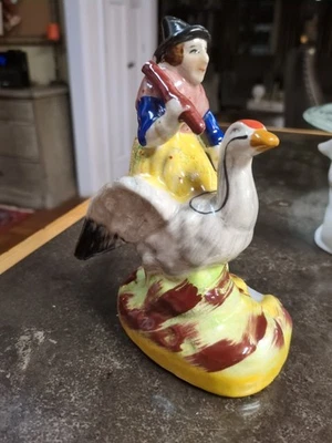 Antigua figura de Staffordshire del siglo XIX ~ Madre ganso - Rimas infantiles Foto 1 de 4