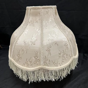 Elegante pantalla de lámpara victoriana vintage de seda crema bordada con flecos marfil - Imagen 1 de 10