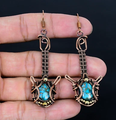 Pendientes de diseño de violín envoltura de alambre de cobre azul turquesa hechas a mano con piedras preciosas Foto 1 de 4
