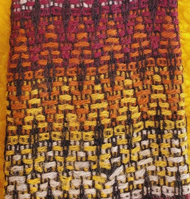 MOD VINTAGE AÑOS 70 ~ CORBATA TEJIDA LANA PARA HOMBRE ~ GALLO ~ AMARILLO NARANJA BLANCO PÚRPURA ~ 54" Foto 1 de 4