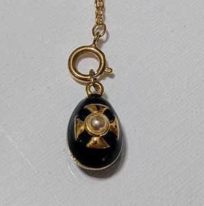 RARO Dije de Huevo Esmaltado Vintage JOAN RIVERS con Extensor: Cruz de Malta, Cadena de 2" - Imagen 1 de 3