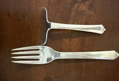 Tenedor juvenil y empujador de comida Georg Jensen Pyramid aspecto 1915-19 Foto 1 de 4