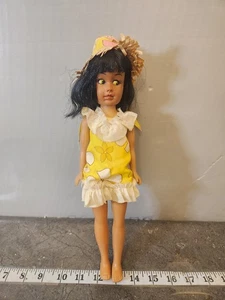 Vintage 1970er Hawaii Puppe 12 Zoll Blumen Kleid schwarze Haare Hongkong - Bild 1 von 9