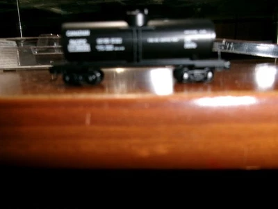 MICRO-TRAINS Z-SCALE ITEM # 14420-2 30' SINGLE DOME TANK CAR-CANADIAN PACIFIC - Image 1 of 4