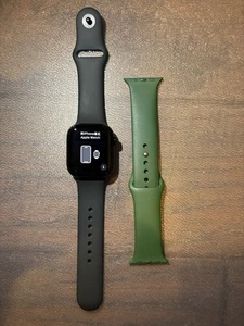 Apple Watch Series 10 (42 mm) GPS avec bracelets sport noir et vert - Excellent - Photo 1 sur 8