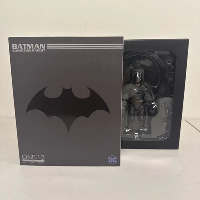 Экшн-фигурка Mezco One:12 Collective Batman Sovereign Knight - Изображение 1 из 3