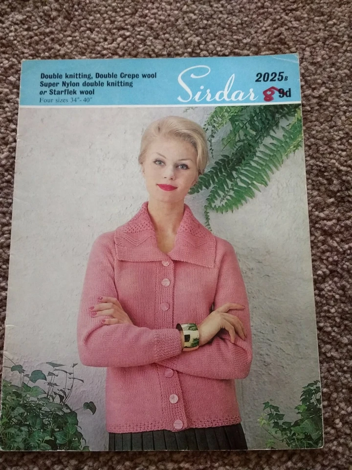 VINTAGE SIRDAR  LADIES  CARDIGAN  DOUBLE KNITTING PATTERN  SIZE 34-40 INCHES  - Image 1 of 1