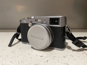 FUJIFILM FinePix X100 Silver Digital Camera 12.3MP LCD Monitor+genuine Battery - Picture 1 of 8