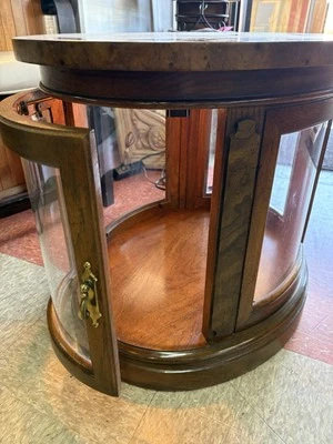 Mesa auxiliar vintage Henredon vitrina paneles de vidrio iluminados Foto 1 de 4