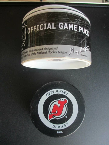 NEW JERSEY DEVILS 2000-02 OFFICIAL GAME PUCK NEW IN ORIGINAL PACKAGE Cover