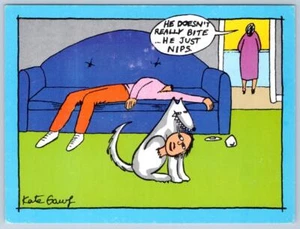 PERRO DECAPITA AL HOMBRE*REALMENTE NO MUERDE SOLO CORTA*TARJETA POSTAL KATE GAWF de los años 80 - Imagen 1 de 2