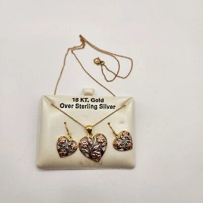 NUEVO 18KT Oro Sobre PLATA ESTERLINA Collar y Pendientes en Forma de Corazón con Flores  Foto 1 de 2
