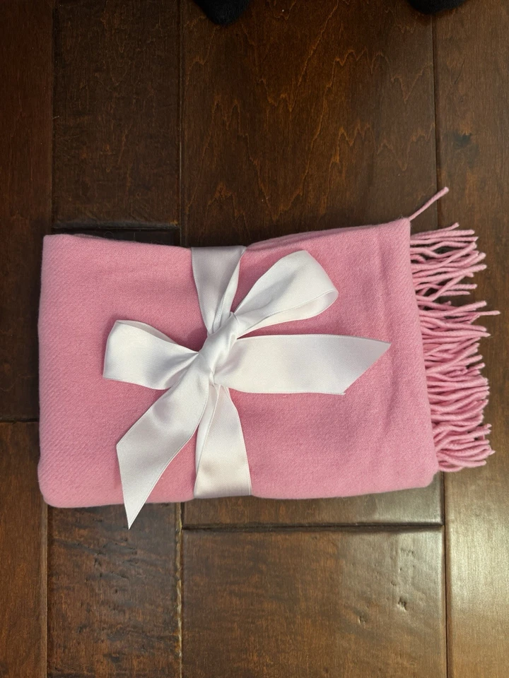 Manta bebé vintage de cachemir y lana Amy Coe rosa con flecos Foto 1 de 4