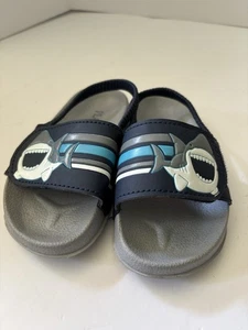 The Children’s Place, Hai-Pantoletten Sandalen, marineblau & grau, Kleinkind Jungen Größe 9 - Bild 1 von 5