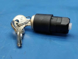 Siemens Key Switch 3SB2000-4LA01 3SB2 000-4LA01 - Bild 1 von 1