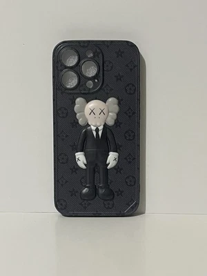 Funda KAWS iPhone 13 Pro Negra Nueva Diseño Monograma Hype-beast Foto 1 de 2