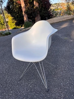 Sillón Eames de plástico moldeado con base Eiffel Foto 1 de 2