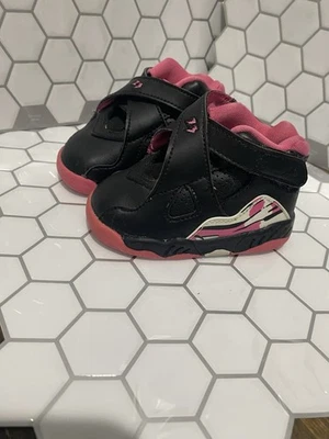 un par de zapatos retro 'Pinksicle' Air Jordan 8 para niños pequeños Foto 1 de 4