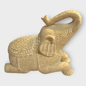 Vintage handgeschnitzter Stein Elefant liegend, Rüssel hoch Glück Figur - Bild 1 von 9