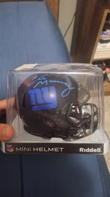 Casco de fútbol americano MINI Eclipse firmado por Eli Manning. Foto 1 de 3