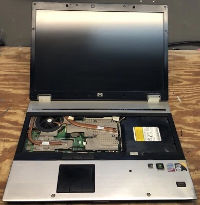 HP EliteBook 8730w 17" Silver Laptop For Parts READ - Image 1 of 4