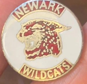 Vintage Newark Wildcats Maskottchen Emaille Anstecknadel Abzeichen rot gold weiß - Bild 1 von 3