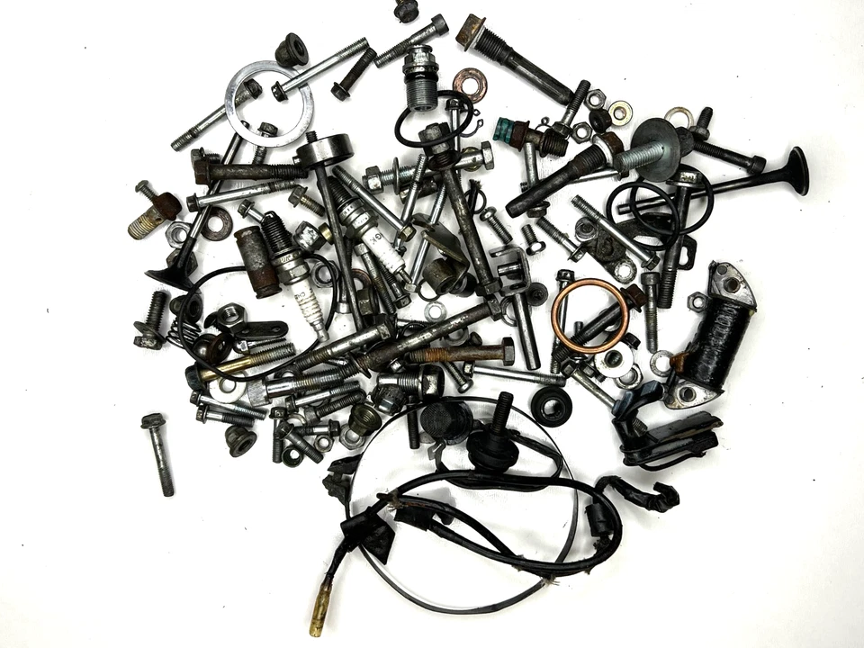 83 Honda XR200 XR 200R 1983 carrocería del motor pernos arandelas tuercas resortes varios etc. Foto 1 de 1