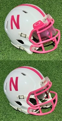 MINI CASCO DE FÚTBOL AMERICANO NEBRASKA CORNHUSKERS 2025 ROSA CON OPCIÓN DE VISERA Foto 1 de 3