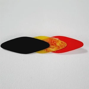Broche prendedor vintage fino de plástico rojo negro amarillo remolino en capas - Imagen 1 de 5