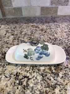 Vintage Metlox Poppytrail Sculptured Blue Grape Covered Butter Dish ~ XLNT - Picture 1 of 5