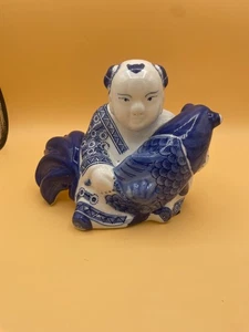 (325) Vintage Orientalische Keramik Statue Junge hält Koi Fisch in Kobaltblau - Bild 1 von 7