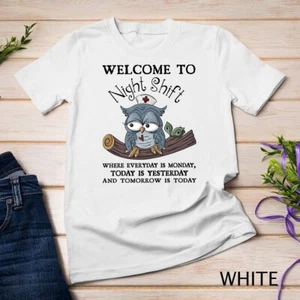 Camiseta unisex Welcome To Night Shift Where Everday Is Monday Owls enfermera - Imagen 1 de 15