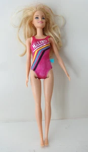 BAMBOLA DA NUOTO BARBIE MALIBU MATTEL CALCIA LE GAMBE QUANDO IL PULSANTE BLU PREME COSÌ COM'È - Foto 1 di 11