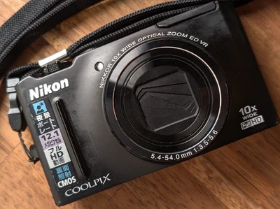 Neuwertige Nikon Coolpix S8100 schwarze Kompakt-Digitalkamera funktioniert in... - Bild 1 von 4
