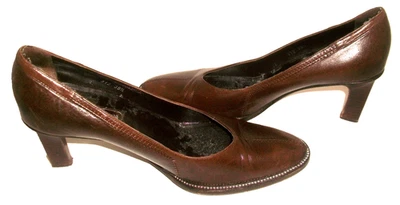 Zapatos de salón Giorgio Armani vintage de cuero marrón con pequeños tachuelas plateadas 9,5 M 39,5 Foto 1 de 4