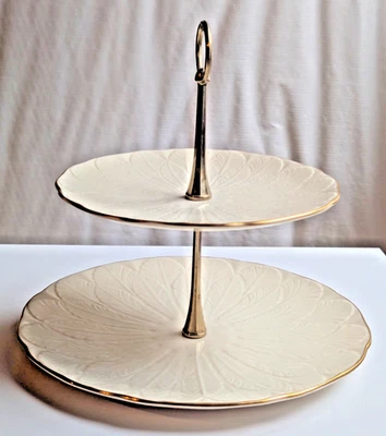 Винтажный двухъярусный сервировочный поднос Lenox цвета слоновой кости и золотой отделки с узором из перьев - Изображение 1 из 4