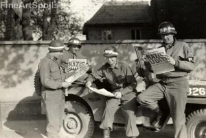 US military policemen read about the German surrender • WW2 Photograph Militaria - Picture 1 of 3