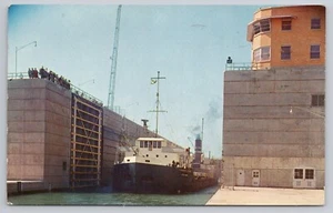 Carguero St. Lawrence Seaway Power Project en Eisenhower Lock Montreal Canadá - Imagen 1 de 2